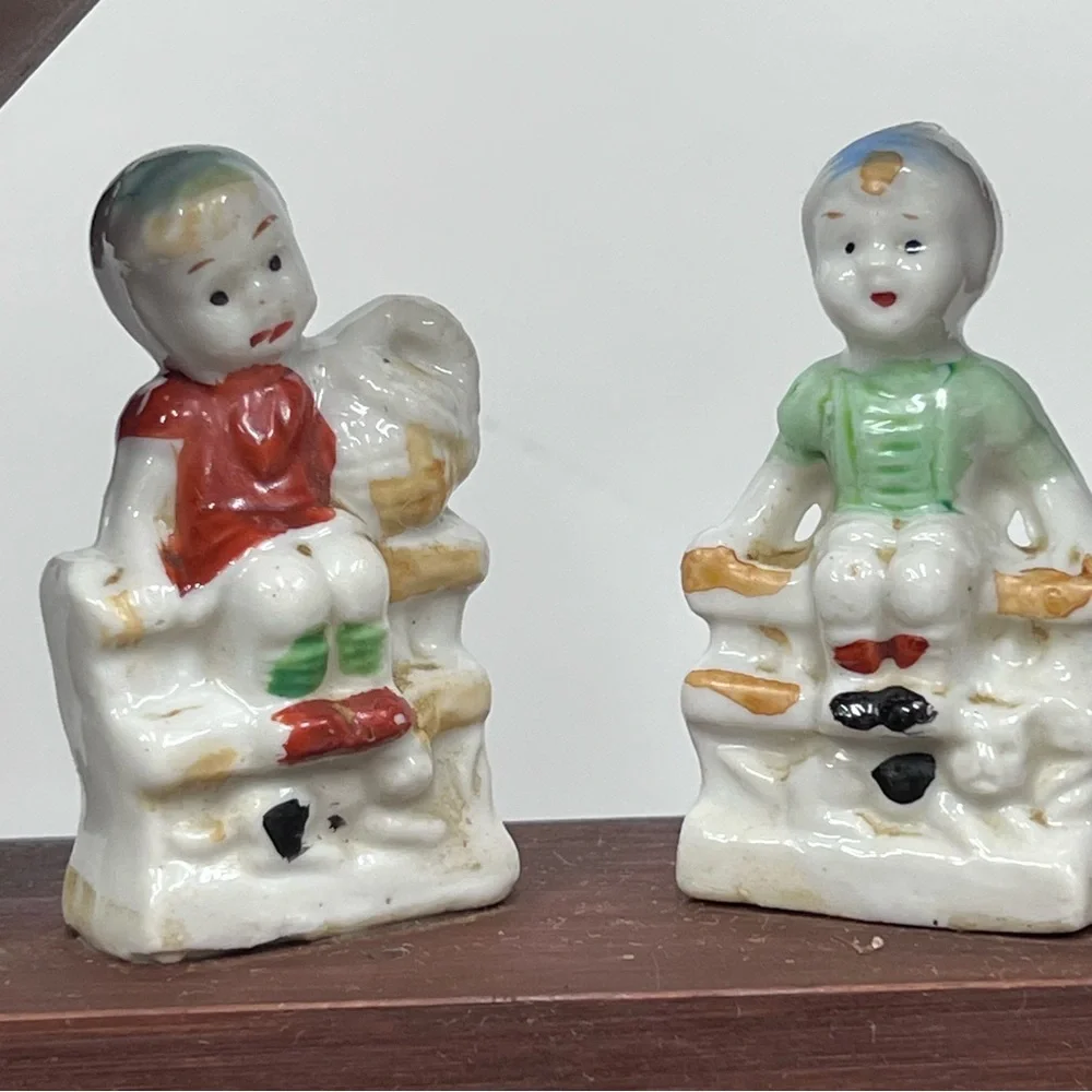 Vtg trinket shadowbox house curio display Knick knack includes glued on figures